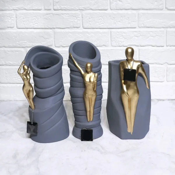 3 GOLDEN WOMEN